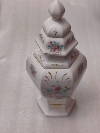 Porcelana pintada a mano con oro