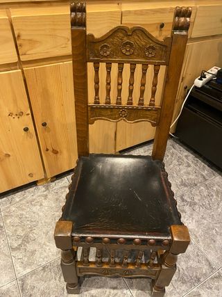 Sillas rústicas de madera y cuero