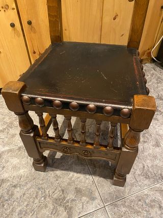 Sillas rústicas de madera y cuero