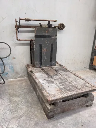 Báscula antigua de madera y metal.