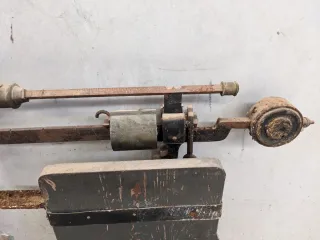 Báscula antigua de madera y metal.