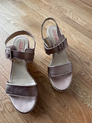 Sandalias metalizadas doradas y plateadas