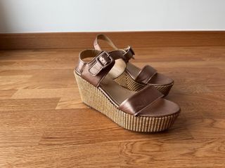 Sandalias metalizadas doradas y plateadas