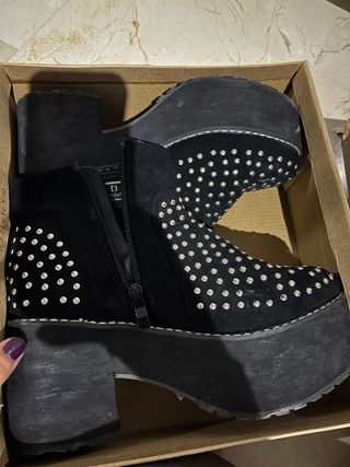 Botines negros con tachuelas