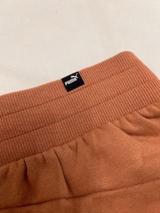 Pantalón de chándal Puma color salmón