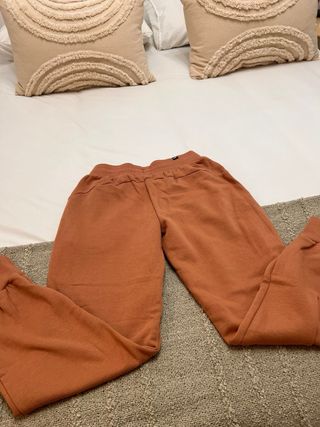 Pantalón de chándal Puma color salmón