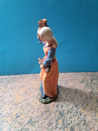 Figura Belén Mujer con Cántaro y Leña