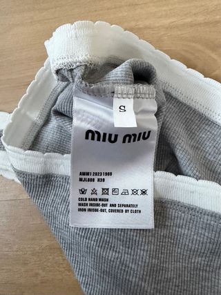 Top Miu gris con ribete blanco.