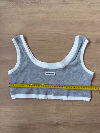 Top Miu gris con ribete blanco.