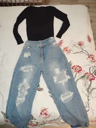 Conjunto mujer: top negro y jeans rotos