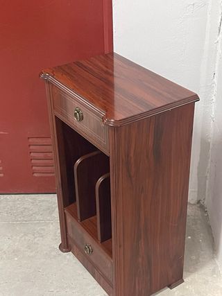 Mueble revistero de madera