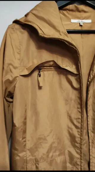 Chaqueta impermeable Zara Basic camel
