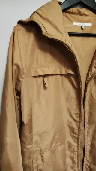 Chaqueta impermeable Zara Basic camel