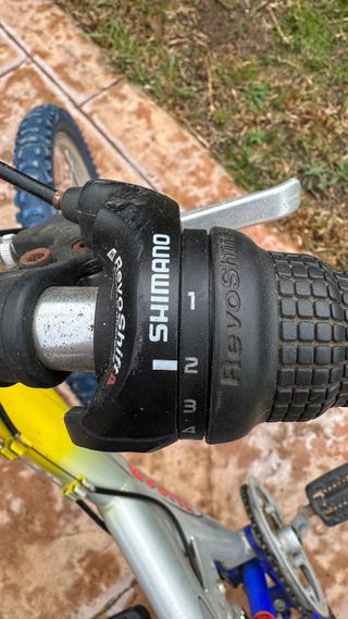 Bicicleta infantil 18” con cambio Shimano y regalo