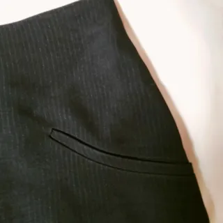 Falda negra con bolsillos falsos