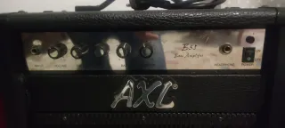 Bajo  ibanez eléctrico rojo con funda y amplificad