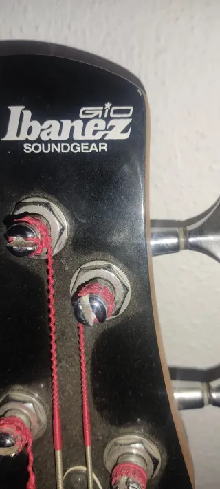 Bajo  ibanez eléctrico rojo con funda y amplificad