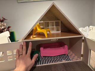 Casita de muñecas con muebles Ikea