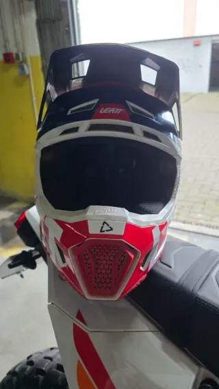 Capacete Leatt 7.5 Royal + Oculos Iriz 4.5 M