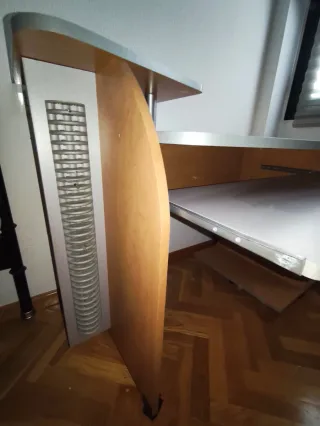 Escritorio grande de madera y metal