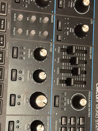 Sintetizador Novation Circuit Mono Station