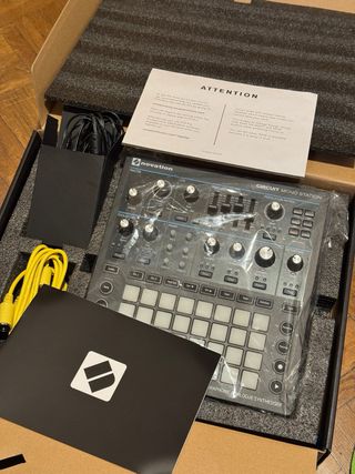 Sintetizador Novation Circuit Mono Station