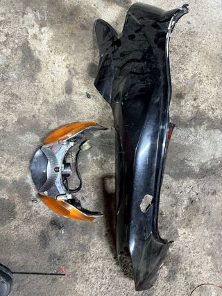 placa lateral izquierda y faro trasero