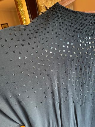 Vestido negro lentejuelas de la mitad hacia arriba