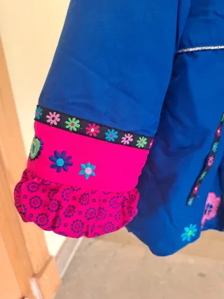 Chaquetón niña T92 azul con bordados