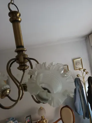 Lámpara de techo dorada con tulipas