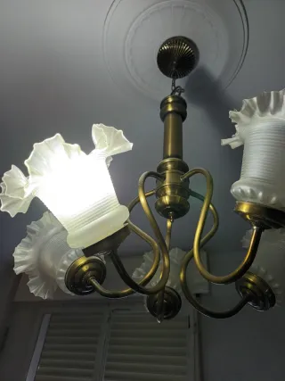 Lámpara de techo dorada con tulipas