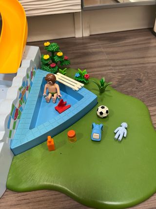 Piscina Playmobil con tobogán y figuras