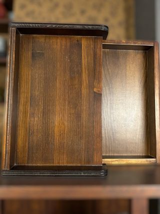 Mesilla de madera oscura con cajón