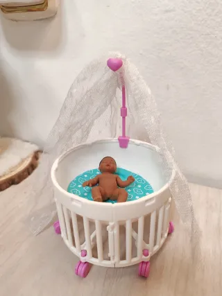 Mini bebé Zuru con cuna y dosel