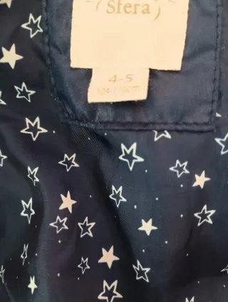 Cazadora azul acolchada con capucha