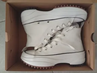 Tipo Converse sin marca.