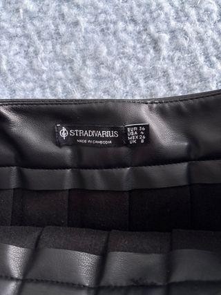 Falda tableada efecto piel negra