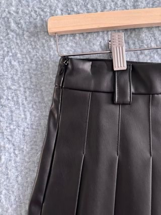 Falda tableada efecto piel negra