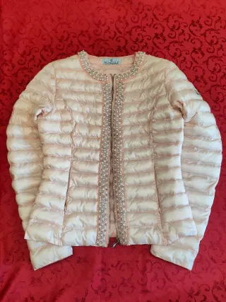 Giacca Moncler rosa con perle e cristalli