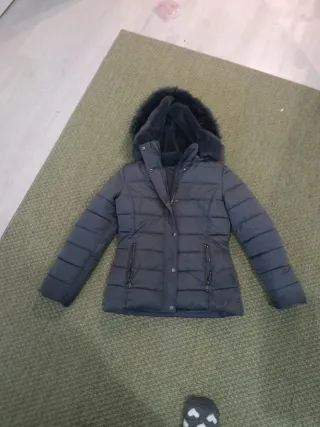 Chaqueta gris con capucha de pelo