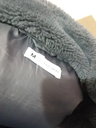 Chaqueta gris con capucha de pelo