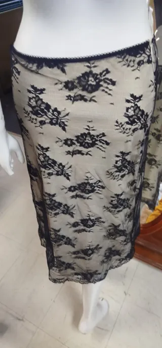 Falda larga encaje negro y beige