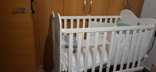 Cuna de bebé de madera