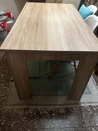Mesa de comedor de madera clara