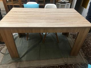 Mesa de comedor de madera clara