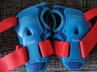 Patines infantiles 33-34, casco + protecciones.