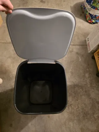 Bidone nero con coperchio bianco