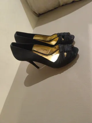 Zapatos de tacón Zara negros