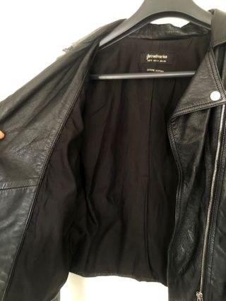 Cazadora cuero Stradivarius negra