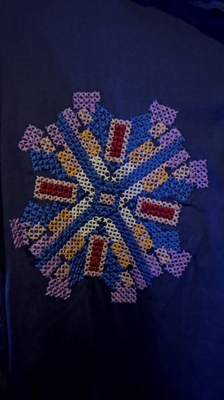 Vestido largo azul marino con bordados